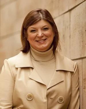 Headshot of Anne Hathaway.