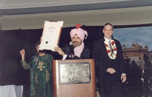 K.P. Singh and Bart Peterson in 2002 at the Westin Hotel in Indianapolis for Rangeela Punjab, a celebration of Punjabi culture that includes ethnic food and music hosted by the Sikh Educational and Cultural Society of Indianapolis. Singh is receiving an award.