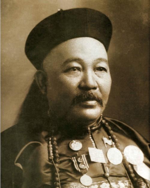 Headshot of Moy Kee.