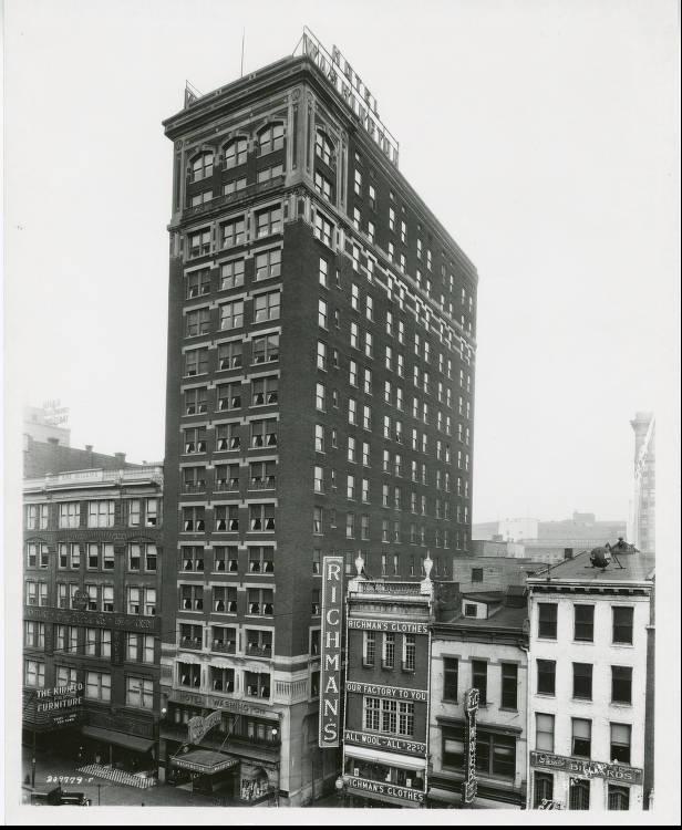 A tall 17-story, rectangular steel frame and masonry building. It is three bays wide and consists of a three-story limestone base. It has large window openings on the fifth to 13th floors, and arched window openings on the 17th floor.