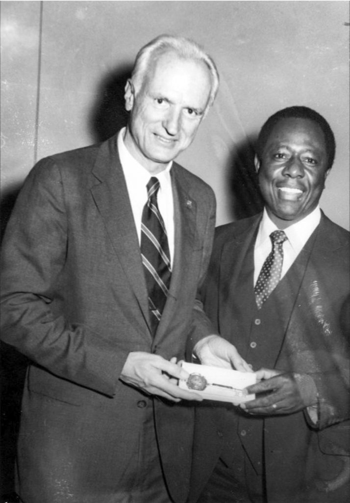 Mayor Hudnut and Hank Aaron stand shoulder to shoulder and both hold a key.